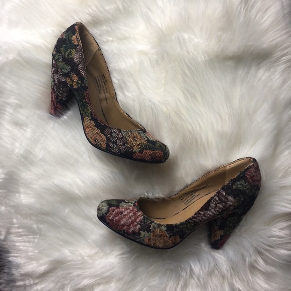 Tapestry vintage looking floral print pumps